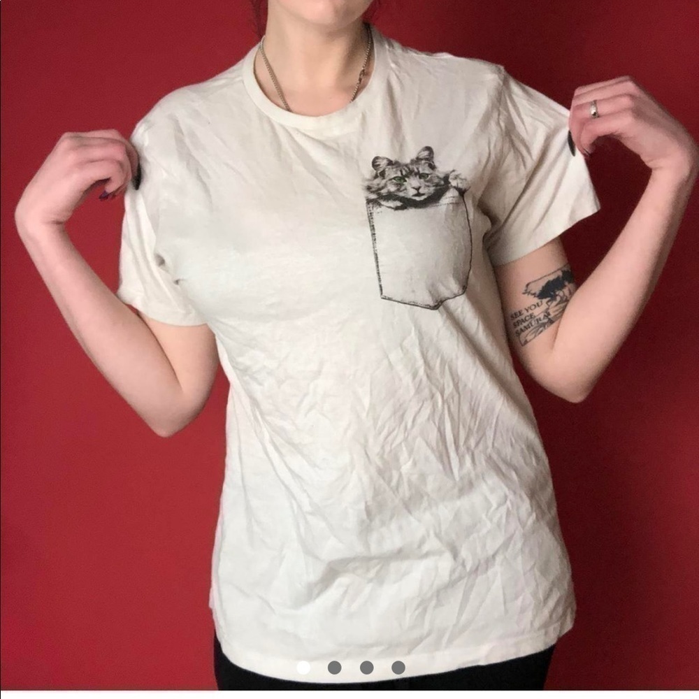 Cute little tee with kitty coming out of the pocket 🖤🤍‌